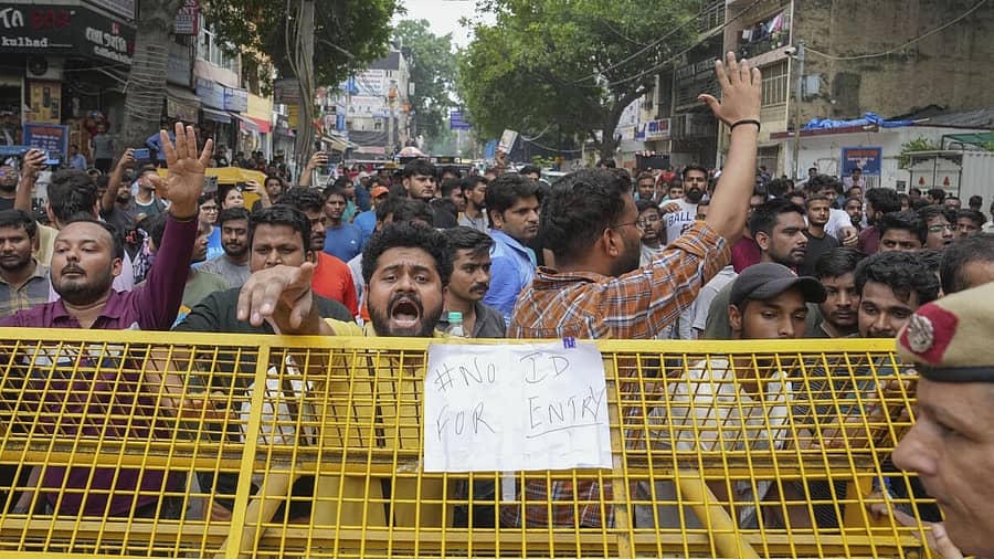 <div class="paragraphs"><p>ದೆಹಲಿಯ ಓಲ್ಡ್ ರಾಜೇಂದ್ರ ನಗರದಲ್ಲಿ ಪ್ರತಿಭಟನೆ ನಡೆಸಿದ ಲೋಕಸೇವಾ ಆಯೋಗದ ಪರೀಕ್ಷೆ ಸಿದ್ಧತೆಗಾಗಿ ಕೋಚಿಂಗ್ ಕೇಂದ್ರ ಸೇರಿದ ಆಕಾಂಕ್ಷಿಗಳು</p></div>